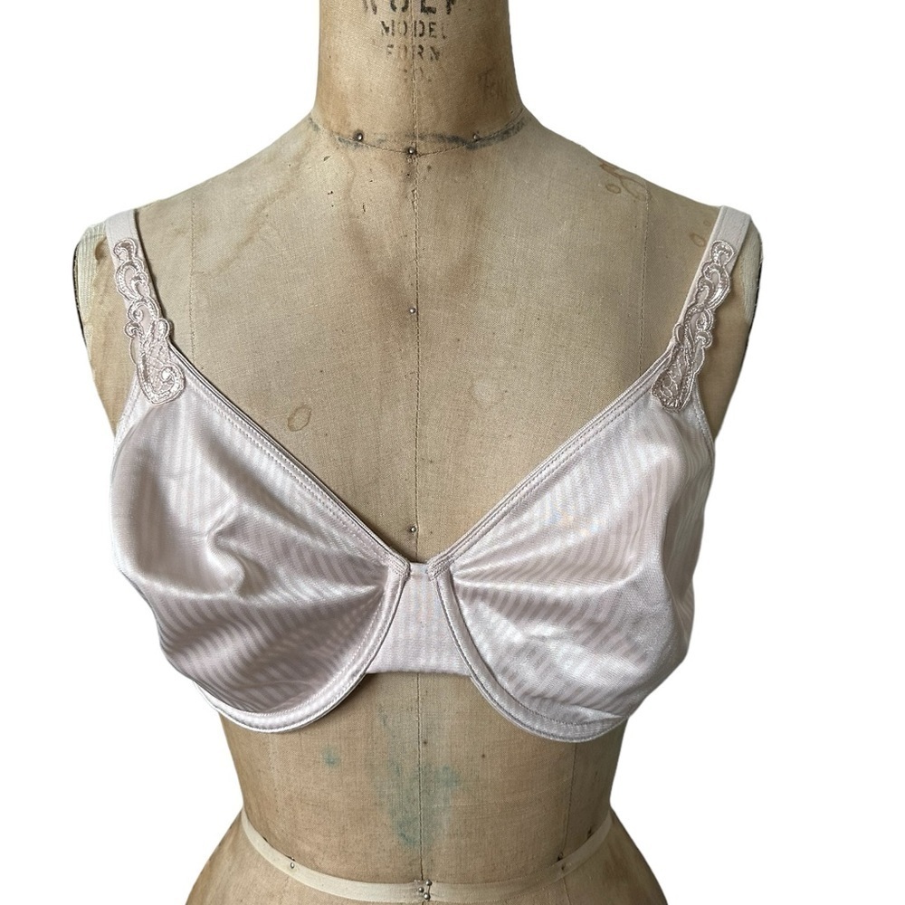 Olga striped underwire bra cream with lace detail size 36D 35074 full coverage